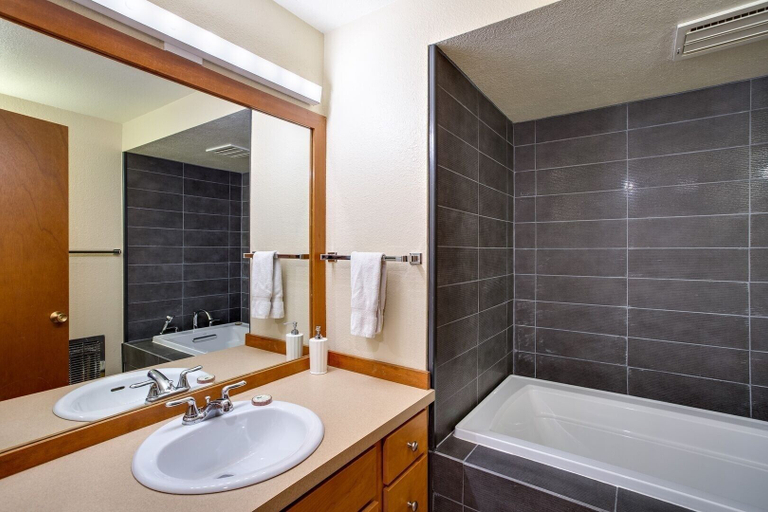 Bathroom 3, 41sw - Sauna - Wifi - Fireplace - Sleeps 8 3 Bedroom Home by Redawning, Whatcom