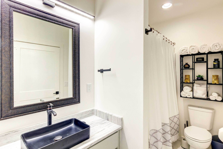 Bathroom 3, Lake Nantahala Villa w/ Lookout Deck + Dock!, Macon