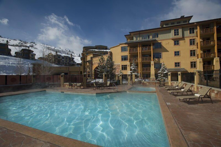 Sport & Beauty 3, Sundial Lodge Condo Steps from Red Pine Gondola by RedAwning, Summit