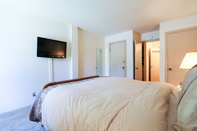 Room 4, Summit 211 Spacious and Clean, Private Balcony, On Free Shuttle Route by RedAwning, Mono