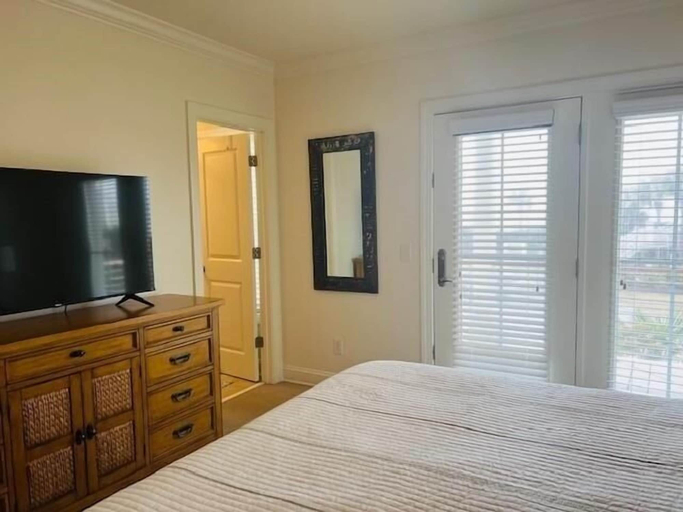 Room 3, The Rainbow Connection 4 Bedroom Home by RedAwning, Brunswick