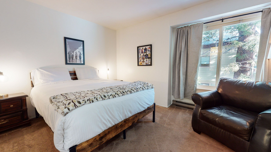 Room 4, Horizons 4 150 Mountain Rustic, Walk To Shops and Restaurants, On Shuttle Route to Lodges by RedAwning, Mono
