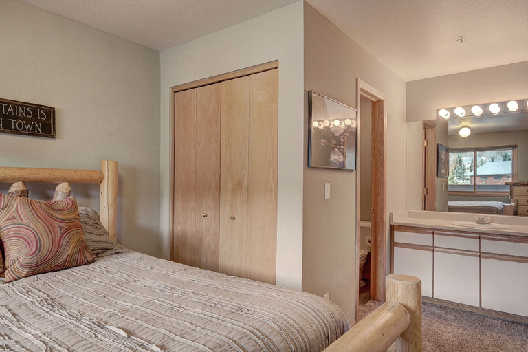 Room 3, C213 Cinnamon Ridge 2 Bedroom Condo by RedAwning, Summit