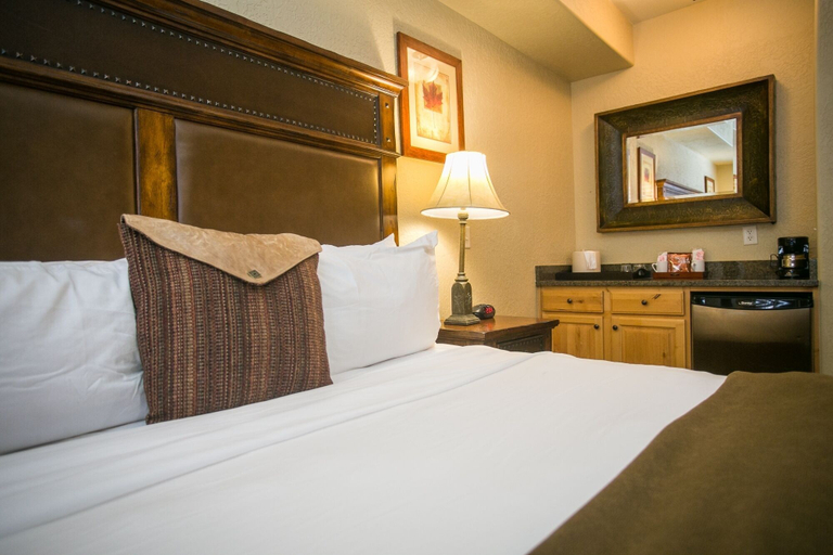 Room 3, Silverado Lodge with Fireplaces and Pool Views by RedAwning, Summit