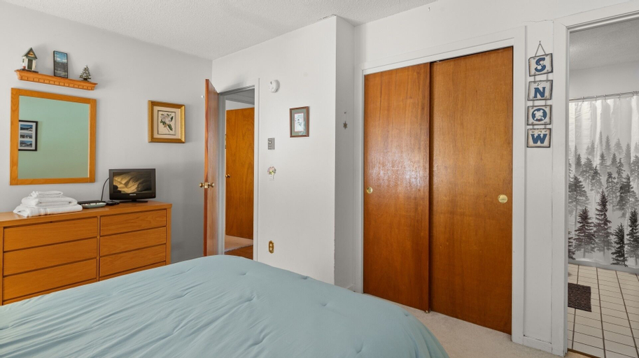 Bedroom 3, 14 Snowside 2 Bedroom Condo by RedAwning, Washington