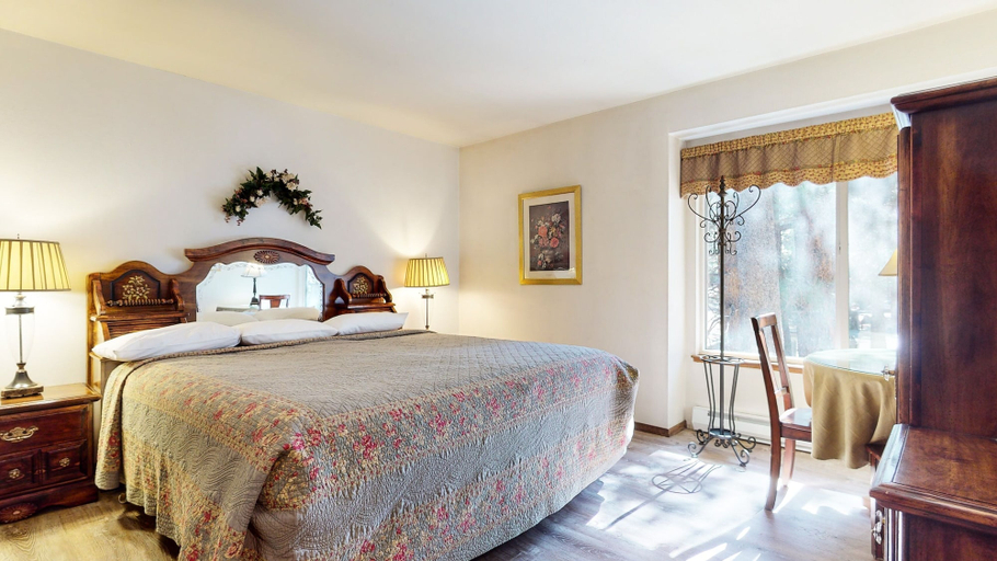 Room 3, Horizons 4 188 Cozy Condo with Great Complex Amenities, On the Shuttle Route by RedAwning, Mono