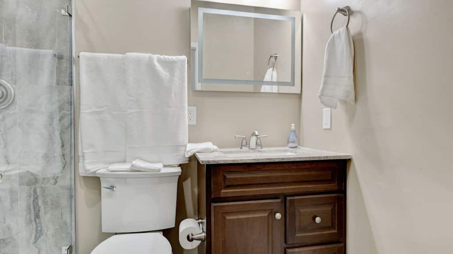 Bathroom 4, Massive North Scottsdale 6 Bdrm w/ Oasis Backyard!, Maricopa