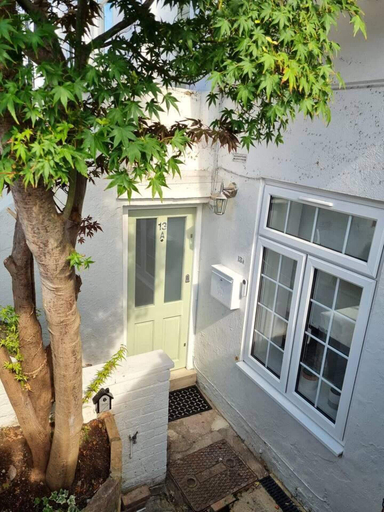 Exterior & Views 2, Spacious & Renovated 1-bed Garden Flat in London, London