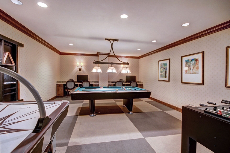 Game room, Luxury 2BR+Den Ritz-Carlton Residence by RedAwning, Eagle