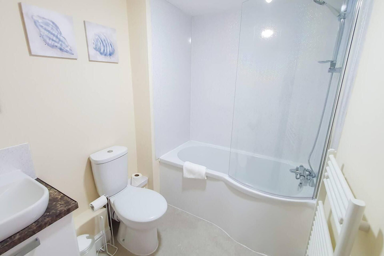 Bathroom 3, Captivating 1-bed Apartment in Stroud, Gloucestershire