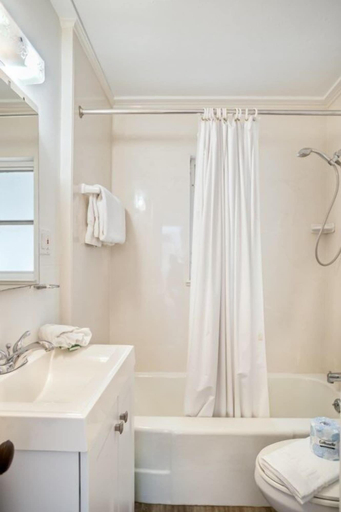 Bathroom 3, Baywatch Cottage 2 Bedroom Home by RedAwning, Lee