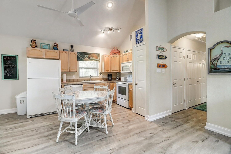 Private kitchen 2, Heron Hideaway 2 Bedroom Cottage by RedAwning, Aransas