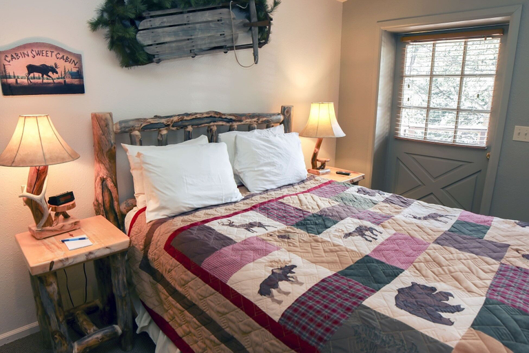 Bedroom, Fawn Valley Inn: 105 1 Bedroom Condo, Larimer