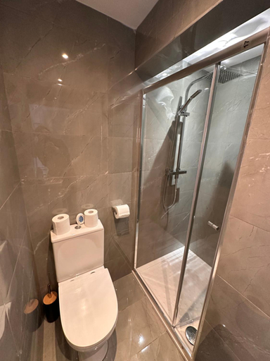 Bathroom 2, Spacious Private Self-Contained Room in Selly Oak Birmingham with bathroom shared between two rooms , Birmingham