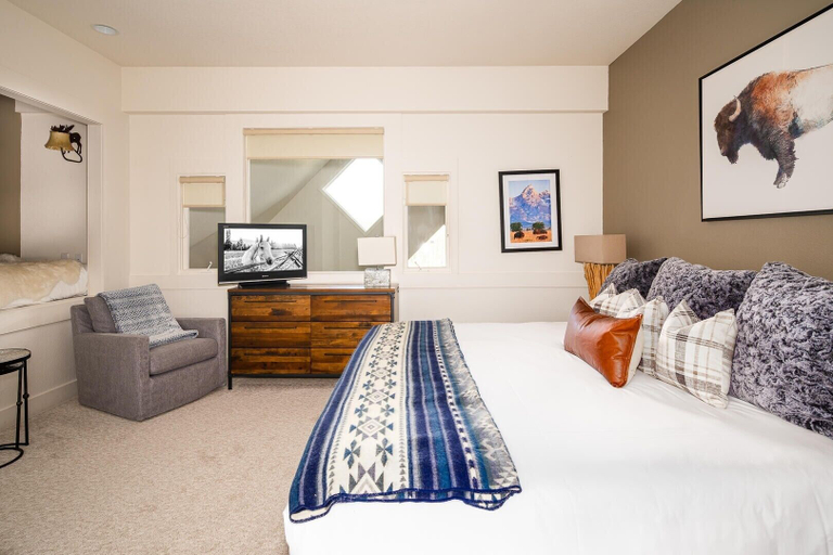 Room 2, Saddle Ridge D3 3 Bedroom Condo by Moonlight Basin Lodging, Madison
