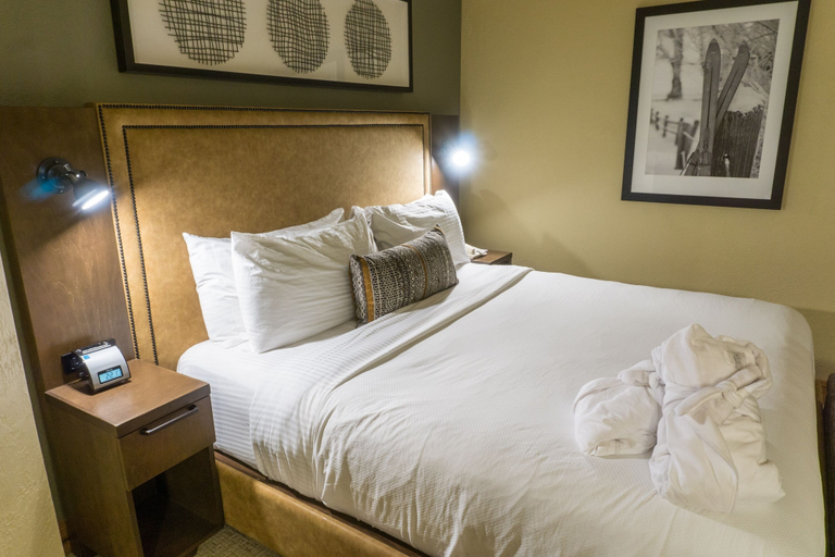 Room 5, Updated Studio w Full Kitchen Spacious Living Room by RedAwning, Summit
