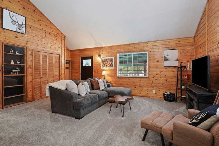 Interior 4, La Pinoli 3 Bedroom Home by RedAwning, Deschutes