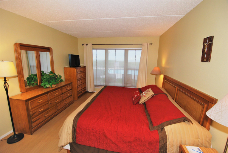 Room 5, Edgewater Unit #104 2 Bedroom Condo by RedAwning, Cameron