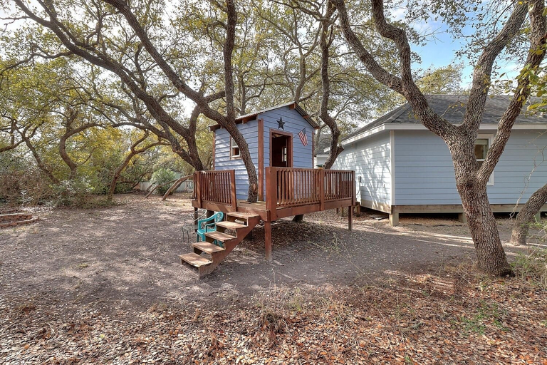 Exterior 5, Heron Hideaway 2 Bedroom Cottage by RedAwning, Aransas