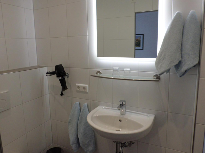 Bathroom 2, Hotel Restaurant Zur Pfanne, Mayen-Koblenz