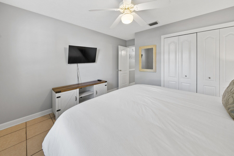 Bedroom 3, Sea-renity - 3 Br home by RedAwning, Bay