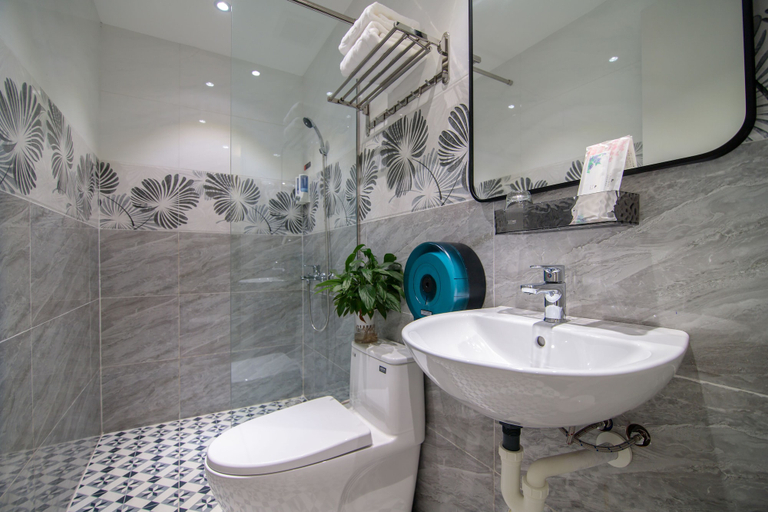 Bathroom 5, BIN BIN HOTEL 11- NEAR ISLAND DIAMOND, District 2
