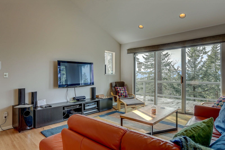 Living area 4, Fir Mountain Escape 4 Bedroom Home by RedAwning, Hood River