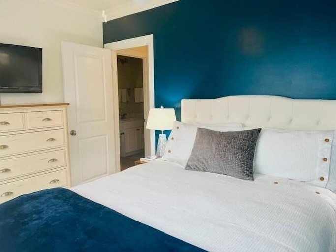 Room 5, The Rainbow Connection 4 Bedroom Home by RedAwning, Brunswick
