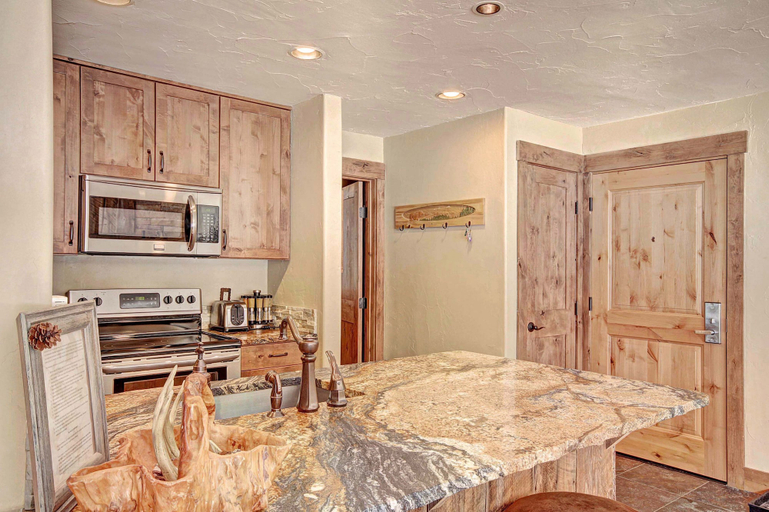 Private kitchen 2, 1710 The Willows 1 Bedroom Condo by RedAwning, Summit