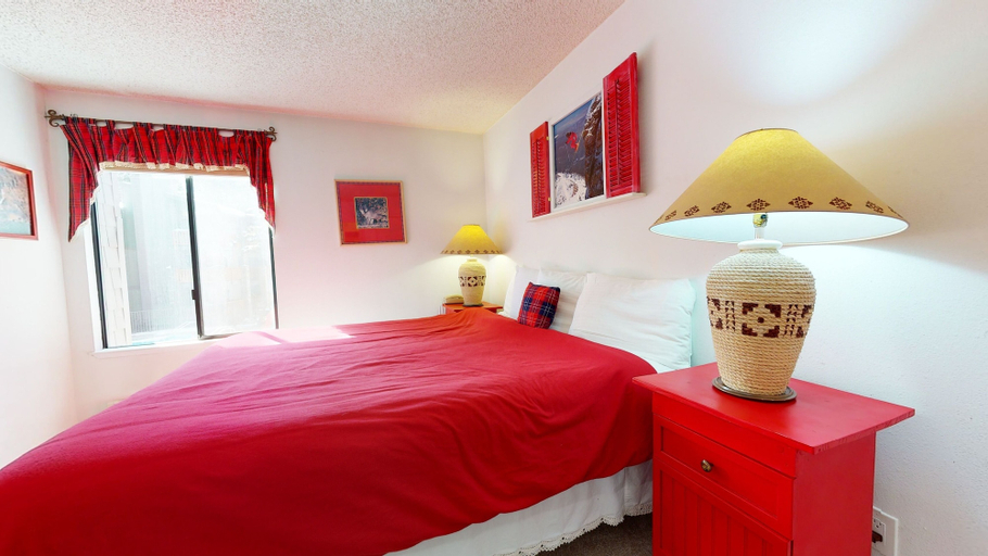 Room 5, Summit 234 Pet-Friendly, Quaint, Walk to Eagle Lodge by RedAwning, Mono
