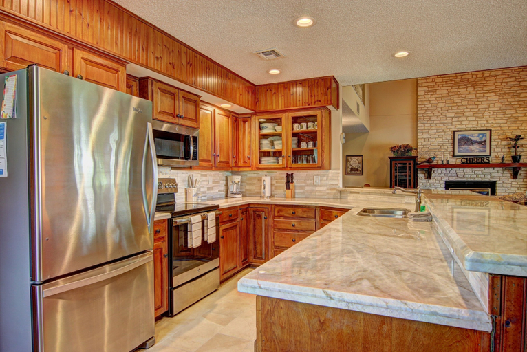 Private kitchen 2, Blue Diamond Retreat by RedAwning, Comal