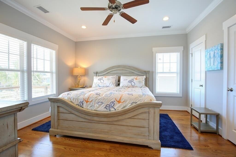 Room 4, Absolute Paradise 5 Bedroom Home by RedAwning, Brunswick