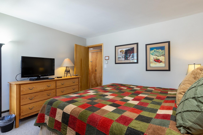 Room 2, 1076 Wild Irishman 2 Bedroom Condo by RedAwning, Summit