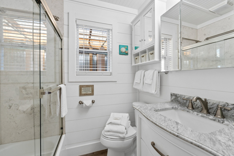 Bathroom 4, Bouy Friend By Book That Condo, Bay