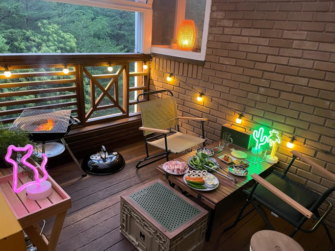 Others 2, Nackta Pension, Pocheon