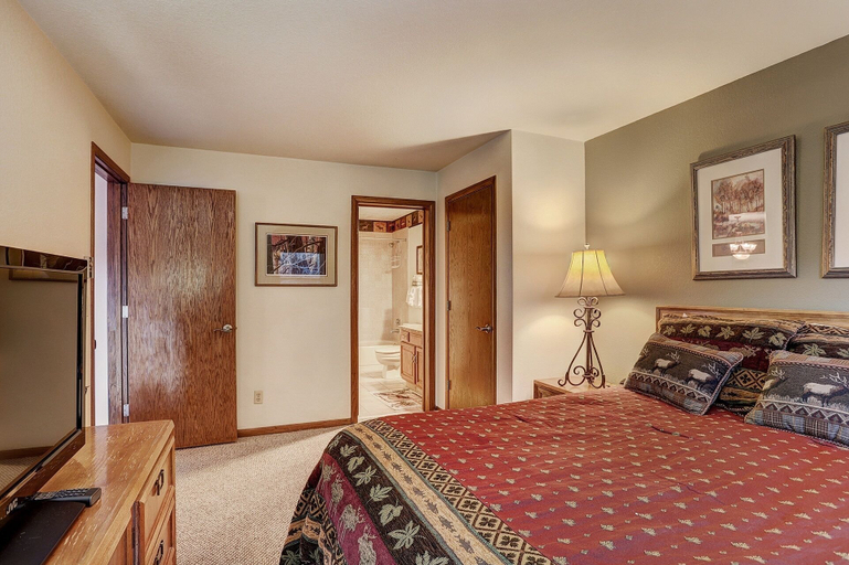 Room 4, 204 Snowdance Manor by RedAwning, Summit
