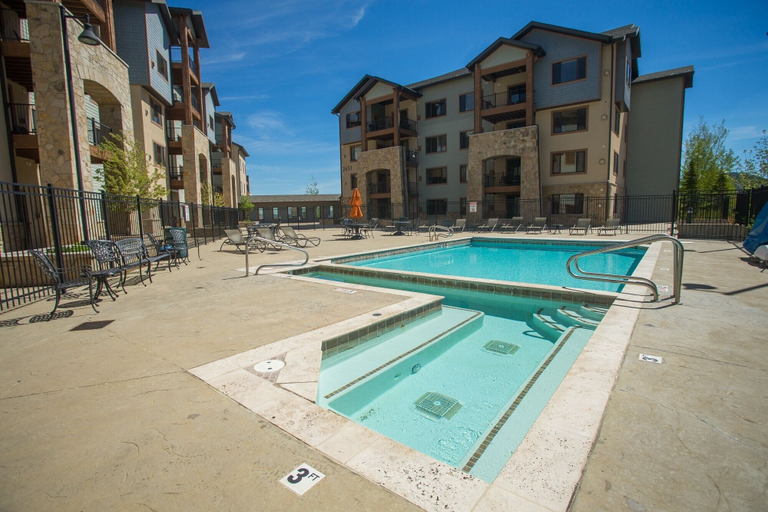 Sport & Beauty, Silverado Lodge with Easy Pool Access by RedAwning, Summit