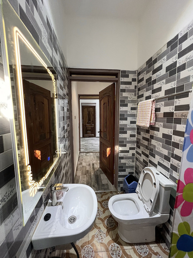 Bathroom, Serene Getaway 5 bedroom duplex, Dangbe East
