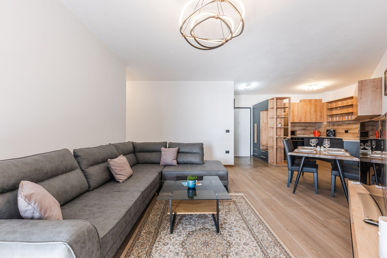 Others 5, White Hill Suite by PS, Durrësit