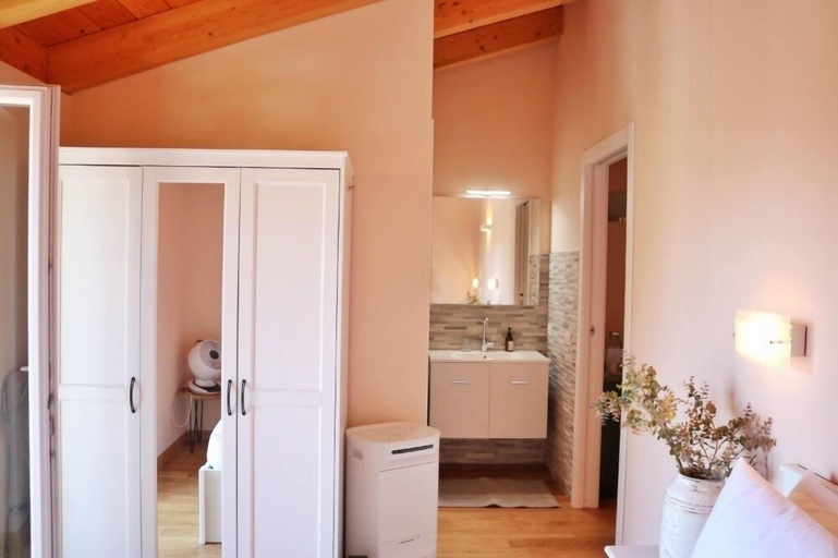Room 5, Civico Sei, Como