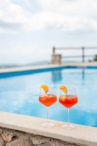 Food & Drinks 4, 5 Raches Suites, Central Greece