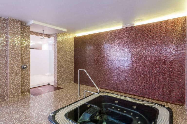 Others 5, Captivating 2-bed Apartment in Praia da Luz, Lagos