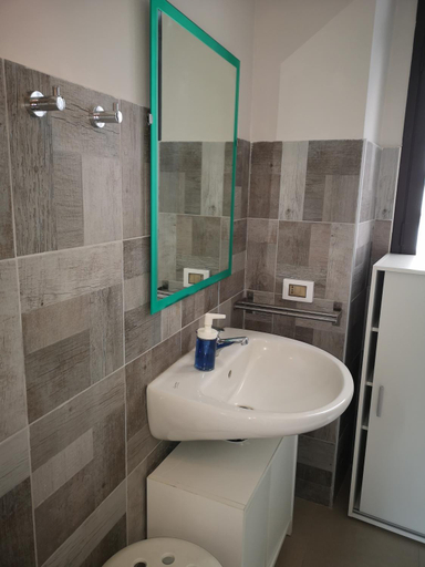 Bathroom 2, Marilor Apartments, Catania