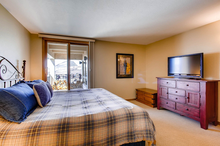 Room 3, 2 Br With Open Floor Plan & Updated Kitchen 2 Bedroom Condo - No Cleaning Fee! by RedAwning, Gunnison