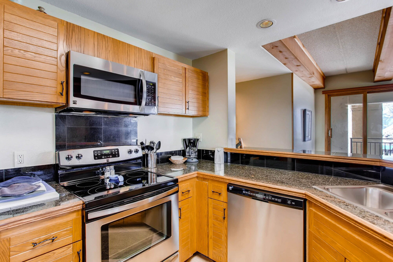 Private kitchen 5, 2 Br With Open Floor Plan & Updated Kitchen 2 Bedroom Condo - No Cleaning Fee! by RedAwning, Gunnison