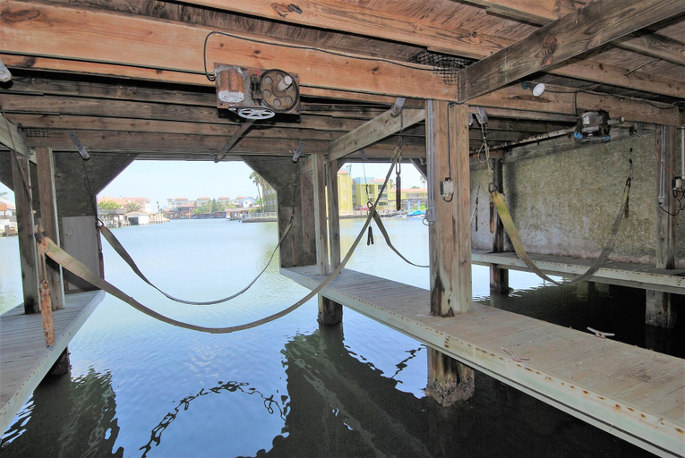 Dock 4, 108 W. Morningside 2 Bedroom Condo by RedAwning, Cameron
