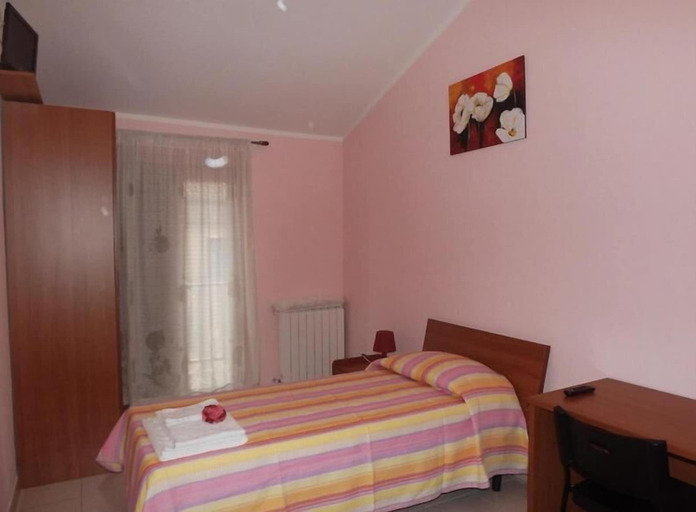 Bedroom 4, AFFITTACAMEREPONE, Milano