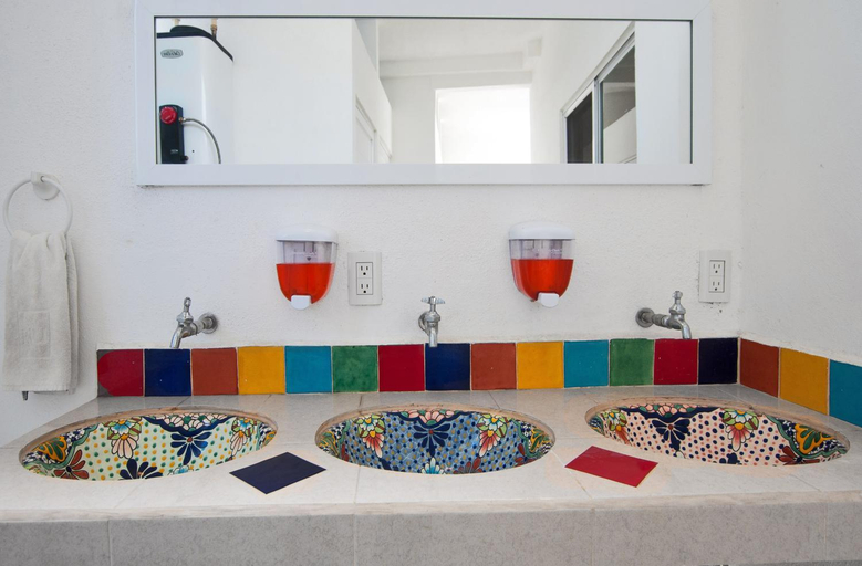 Bathroom 4, ITH Sayulita Amazing Surf Hostel, Compostela