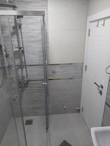 Bathroom 1, City Lux Apartments
