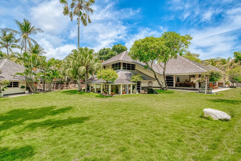 Villa Venice - 2000m2 Garden, right behind beach, Badung - Cheap ...